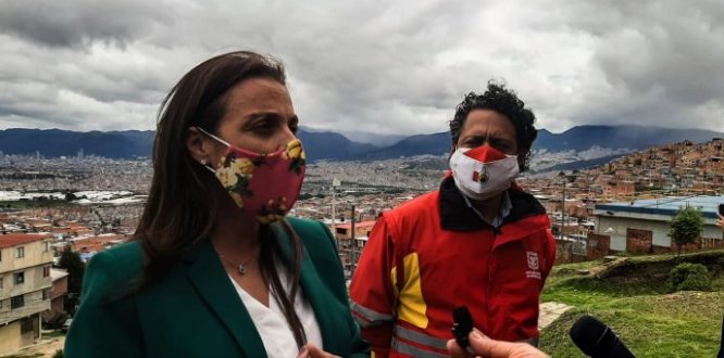 Ministra con alcalde en la terraza de la alcaldia