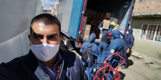 Funcionario posa con el camión donde se baja  las ayudas