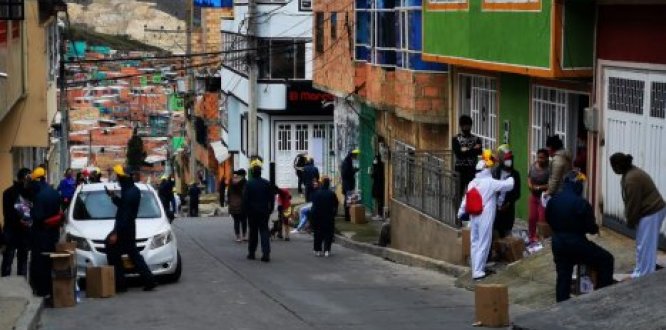 ciudad bolivar solidaria funcionarios engregando ayudas en los barrios