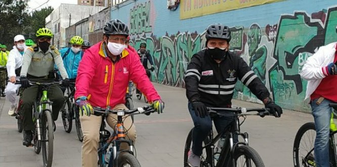 Alcalde en bicicleta listo para empezar el recorrido