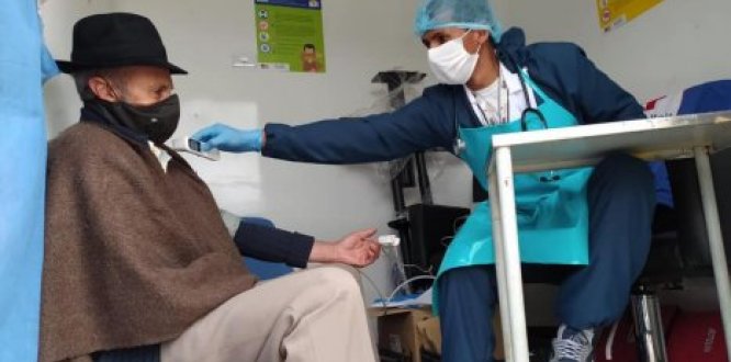 Medico de la cruz roja atendiendo a paciente en la movil