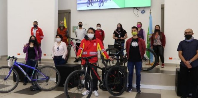 Alcalde con consejeros de la bicicleta en el auditorio