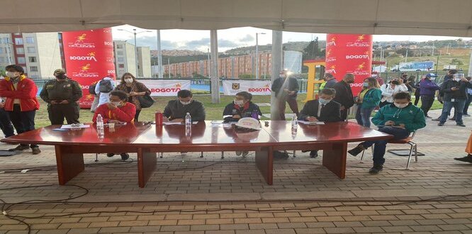 Alcaldesa con secretario y alcalde local en el consejo de gobierno