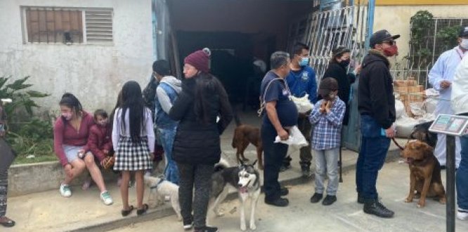 Imagen de la jor nada y las ´personas esperando para ingreso