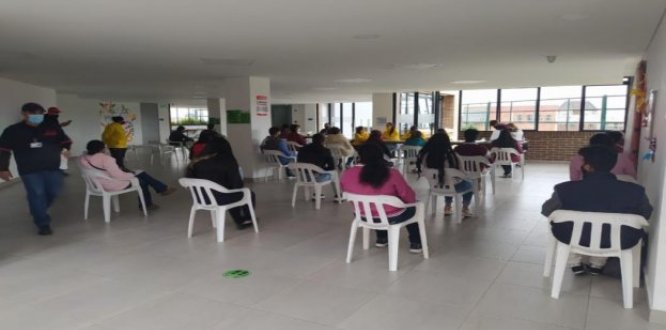 Foto de personas en salón