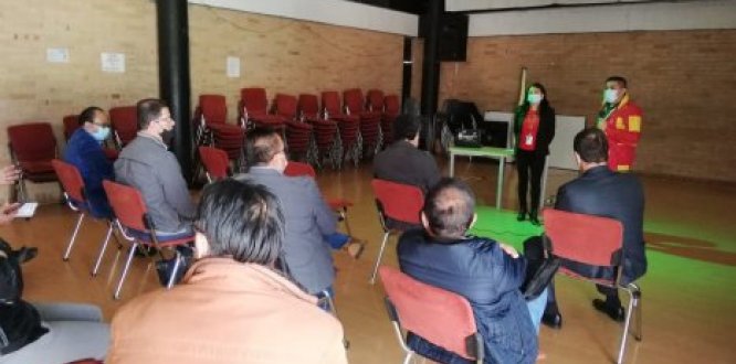 Foto de ciudadanos formandose