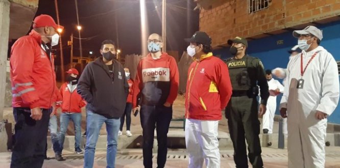 Alcalde en operativo nocturno con  otras personas autoridades HACIENDO EL OPERATIVO
