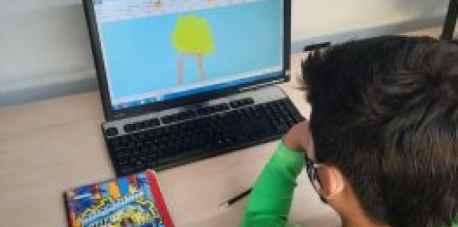 niño en el computador aprendiendo