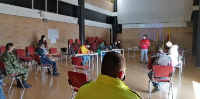 Alcalde durante la instalación de la sala situacional