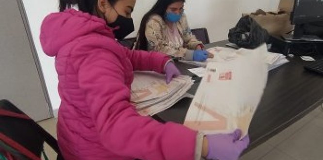 Persona recibiendo votaciones en punto presencial
