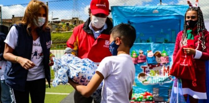 ALcalde entregando regalo a niño