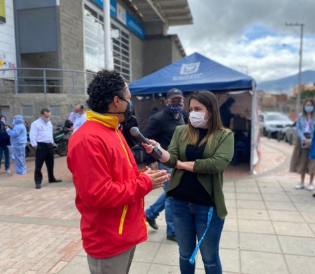 Alcalde siendo entrevistado por el periodista