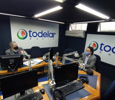 Foto del alcalde conversando con el periodista