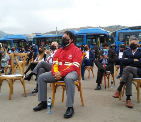 Alcalde en recepción de buses a gas