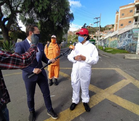 alcalde hablando con el periodista en la calle