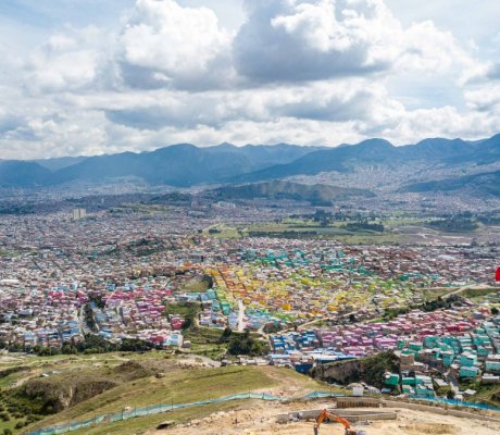 Panorámica de Ciudad Bolivar con bandera de colombia