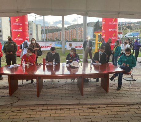 Imagen de Claudia López, alcalde local y Luis Ernesto Gómez en el consejo de gobierno.