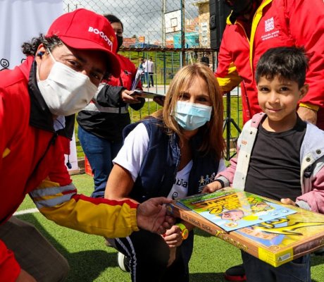 Alcalde con niño y directora de la fundacion