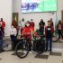 Alcalde con consejeros de la bicicleta en el auditorio