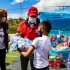 ALcalde entregando regalo a niño