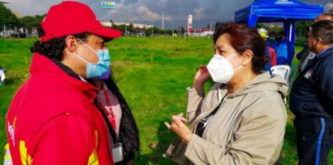 Alcalde y personal en el terreno del nuevo CAPS